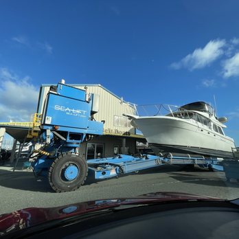 Bananabelt Boats - Travel lift moving a yacht - Boat Dealers Near Me - Anacortes, Washington Bananabelt Boats - Travel lift moving a yacht - Boat Dealers Near Me - Anacortes, Washington