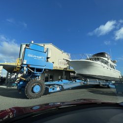 Bananabelt Boats - Travel lift moving a yacht