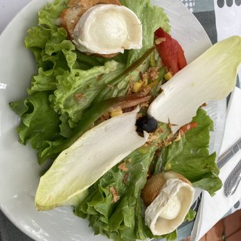Maison du Sire de Trencavel - Goat cheese salad - Restaurants Near Me - Carcassonne, 11 Maison du Sire de Trencavel - Goat cheese salad - Restaurants Near Me - Carcassonne, 11