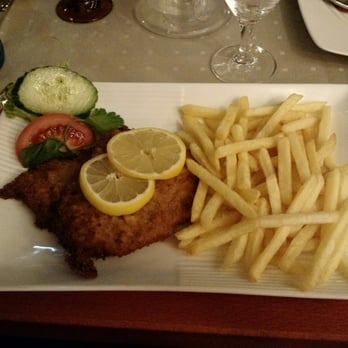 Augustin's - Schweineschnitzel mit Pommes und Salat - International Near Me - Oberwesel, RP