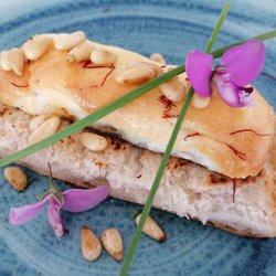 La Cava Aragonesa - Bacalao gratinado con alioli de azafrán con piñones tostados sobre pan de maíz.