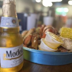 Dewy Dew Bugz - Cold beers and crab legs at the bar