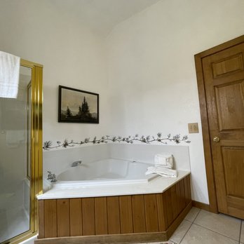 Black Canyon Inn - The jet tub. - Hotels Near Me - Estes Park, Colorado