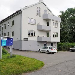 Fokusklinikken Vinderen - Fasade med inngangsparti ut mot veien med gratis parkeringsplasser.