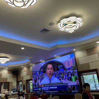Asian Pearl Kitchen - They have a HUGE screen to watch sports or the news. - Dim Sum Near Me - Richmond, California