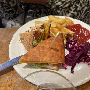 Loulou - Club sandwich (pain sans gluten) - Gluten-Free Near Me - Paris, 75 Loulou - Club sandwich (pain sans gluten) - Gluten-Free Near Me - Paris, 75