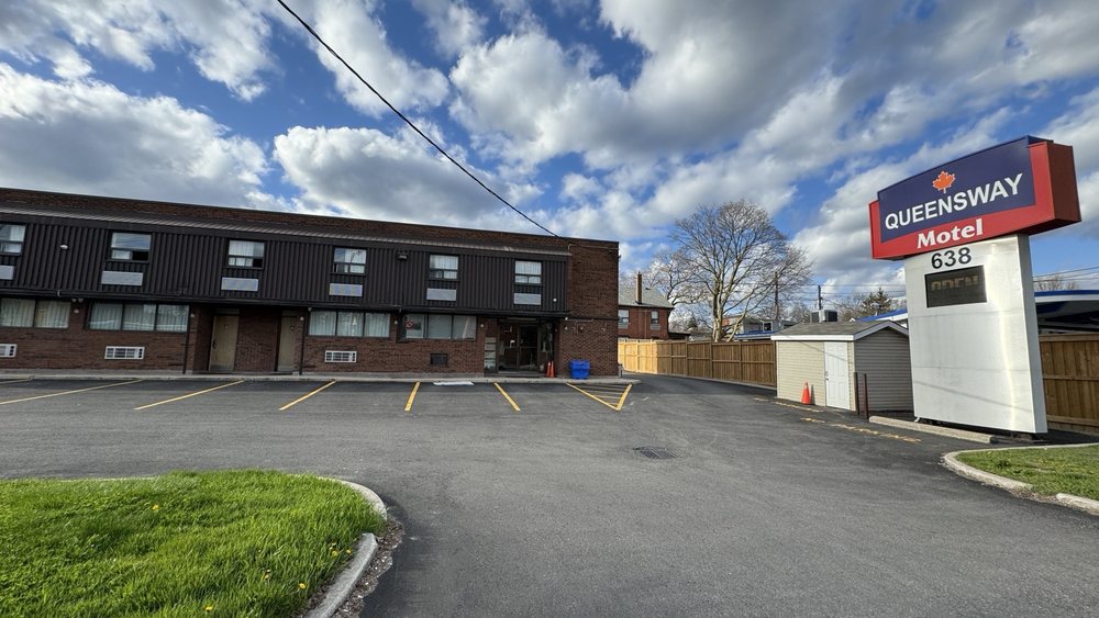 Queensway Motel