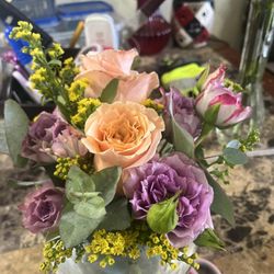 Bella Rosa Floral Design - Trust us to make you something fabulous! Give us your basic guidelines, vase or basket, and let us do our magic! We promise you will not be