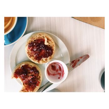 Neighbours - Crumpets and jam. - Breakfast & Brunch Near Me - Paris, 75 Neighbours - Crumpets and jam. - Breakfast & Brunch Near Me - Paris, 75