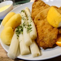 Römer Pils Brunnen - Such lovely white asparagus!
