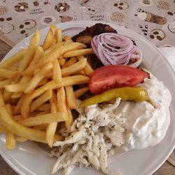 Bretfelds King Grill - Gyros Teller komplett für nur 11,50€. Es schmeckt einfach Klasse. Und das selbst gemachte Tsatsiki super. (01.02.2024) H.S