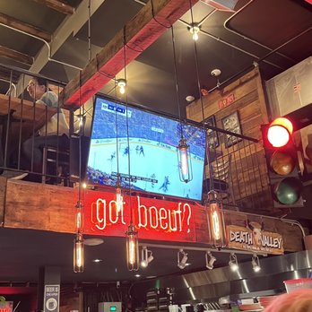 Notre-Bœuf-de-Grâce - shows a crowd of people at a restaurant - Burgers Near Me - Montreal, Quebec