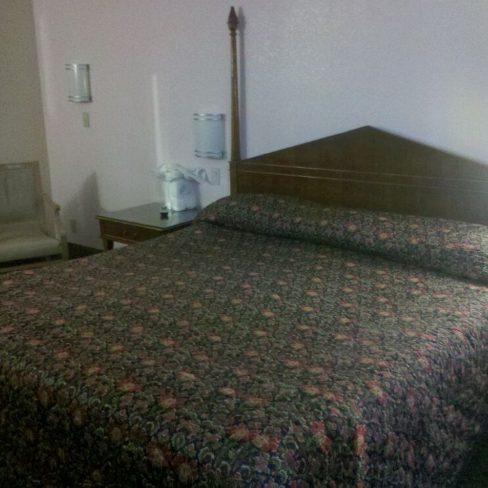 Rodeway Inn - King sized very comfortable bed. - Hotels Near Me - Barstow, California