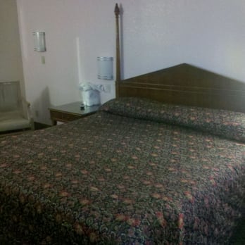 Rodeway Inn - King sized very comfortable bed. - Hotels Near Me - Barstow, California