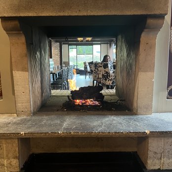 Stockyard Burgers & Bones - Fireplace in the middle - American Near Me - Atlanta, Georgia Stockyard Burgers & Bones - Fireplace in the middle - American Near Me - Atlanta, Georgia