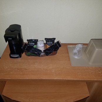 Blarney Inn - Little coffee maker and ice bucket. - Hotels Near Me - Shamrock, Texas
