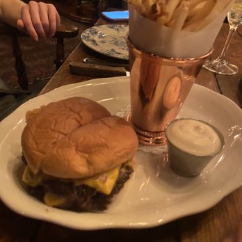 Armitage Alehouse - Burger - Pubs Near Me - Chicago, Illinois