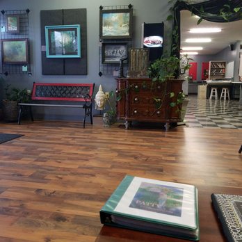 Patty's Art Spot - Waiting area and hallway - Piercing Near Me - Sabraton, West Virginia Patty's Art Spot - Waiting area and hallway - Piercing Near Me - Sabraton, West Virginia