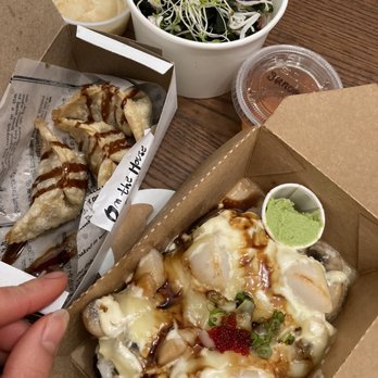 Gurume Sushi - Sunomono salad (top), Gyoza (left), creamy scallop roll (right) - Sushi Bars Near Me - Toronto, Ontario Gurume Sushi - Sunomono salad (top), Gyoza (left), creamy scallop roll (right) - Sushi Bars Near Me - Toronto, Ontario