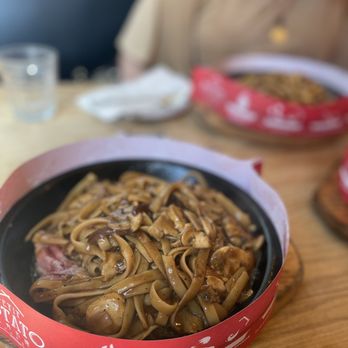 Petit Potato - Noodles on sizzling plate with lamb and black pepper sauce - Taiwanese Near Me - Toronto, Ontario