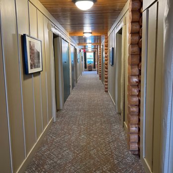Overlander Mountain Lodge - Rooms - Hotels Near Me - Hinton, Alberta