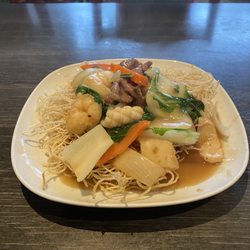 Sang Lee Paradijs Restaurant - No. 56. Crispy noodle with different kinds of meat.