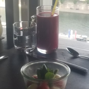 58 Tour Eiffel - mozz and tomato salad w pesto - French Near Me - Paris, 75