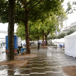 Flohmarkt & Antikmarkt Kölner Altstadt - Verregneter Trödelmarkt am Rheinufer