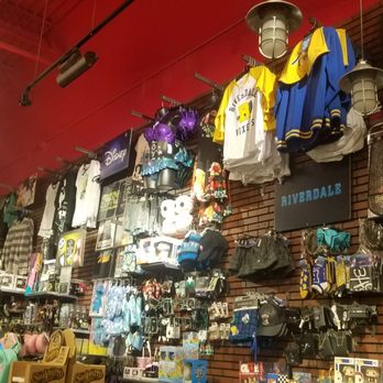 Hot Topic - Women's Clothing Near Me - Eureka, California