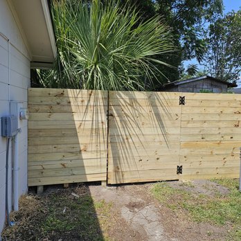 Eagerton Fence - Custom Horizontal Wood Fence - Fences & Gates Near Me - Jacksonville, Florida Eagerton Fence - Custom Horizontal Wood Fence - Fences & Gates Near Me - Jacksonville, Florida