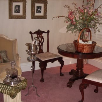 THE BERGSON - Living Room with port, champagne bucket and breakfast basket - Hotels Near Me - Calistoga, California THE BERGSON - Living Room with port, champagne bucket and breakfast basket - Hotels Near Me - Calistoga, California