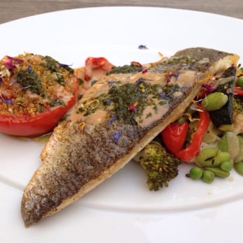 Le 46 - Fish of the day with quinoa stuffed tomato and vegetables. Excellent sauce on top. Delicious! - French Near Me - Avignon, 84