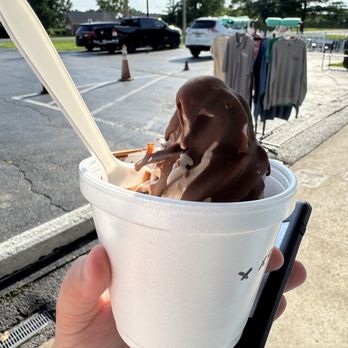 The Malt Shop - Chocolate sundae with dip chocolate - Ice Cream & Frozen Yogurt Near Me - Fenton, Missouri