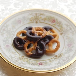 Food Therapy - A Raw and Vegan Way of Life - Vegan and Gluten-Free Pretzels in Organic  Chocolate!