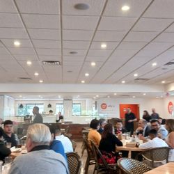 Ellys Pancake House - Mundelein - Nicely lit, spacious dining area