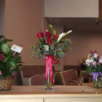 Flowers On Vine - This is a $15 arrangement from smiths, not a $96 arrangement from a floral shop. - Floral Designers Near Me Flowers On Vine - This is a $15 arrangement from smiths, not a $96 arrangement from a floral shop. - Floral Designers Near Me
