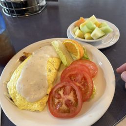 Southern Omelette with sliced tomatoes and fresh fruit Southern Omelette with sliced tomatoes and fresh fruit