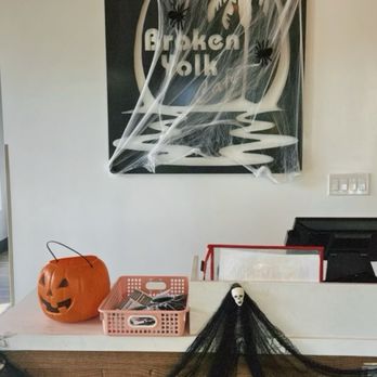 Broken Yolk Cafe - Decorated so cute for Halloween! - Breakfast & Brunch Near Me - Irvine, California Broken Yolk Cafe - Decorated so cute for Halloween! - Breakfast & Brunch Near Me - Irvine, California