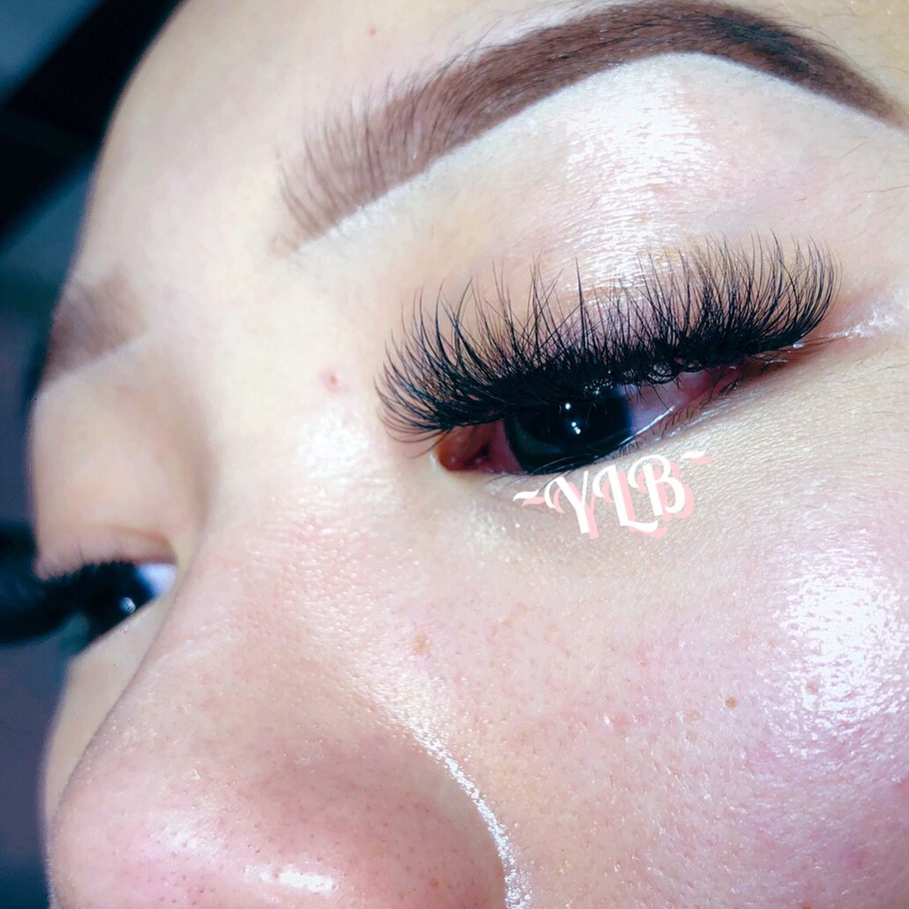 Yanira's Lash Bar Logo