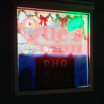 Que's Kitchen - a neon sign in a window - Vietnamese Near Me - Oakland, California