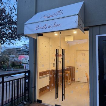 Cafe C'est Si Bon - Outside - Cafes Near Me - West Vancouver, British Columbia