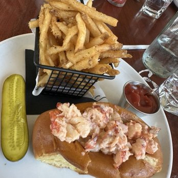1606 Restaurant & Oyster Bar - Kim - New American Near Me - Gloucester, Massachusetts