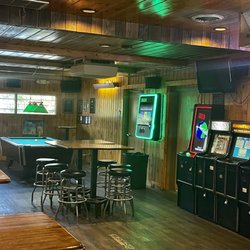 Mel's Midtowner Sports Bar & Patio