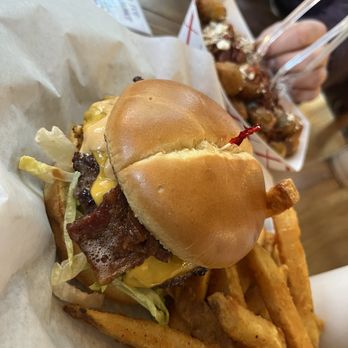Birdsview Diner - Deluxe Bacon Cheeseburger - Burgers Near Me - Concrete, Washington