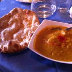Roshan Tandoori - Peshwari naan and chicken korma :)