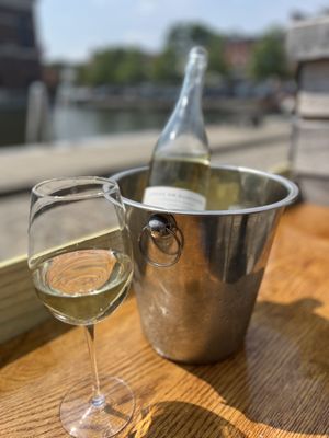 V-NO Wine Bar and Shop by null