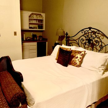 Courthouse Suites - Bed & Breakfast Near Me - Decatur, Texas