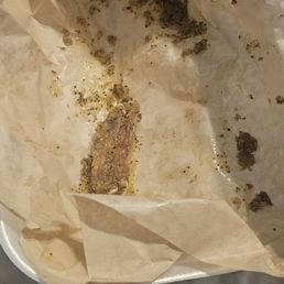 We ordered the 10 pcs jumbo wings but had 3 very small wings and very very salty with the lemon pepper seasoning the pizza was meh