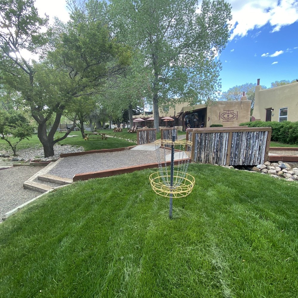 El Pueblo Lodge - Frisbee golf - Hotels Near Me - Taos, New Mexico