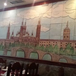 Celebrando el dia de la madre.  Ahora esta en la Calle Pablo Ruiz Picasso